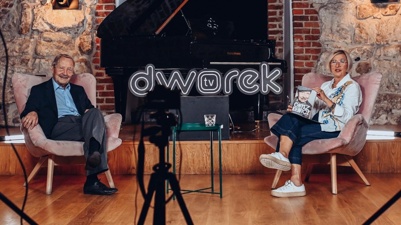 Janusz Onyszkiewicz i Renata Głowacka siedzą na fotelach w studiu Dworek TV.