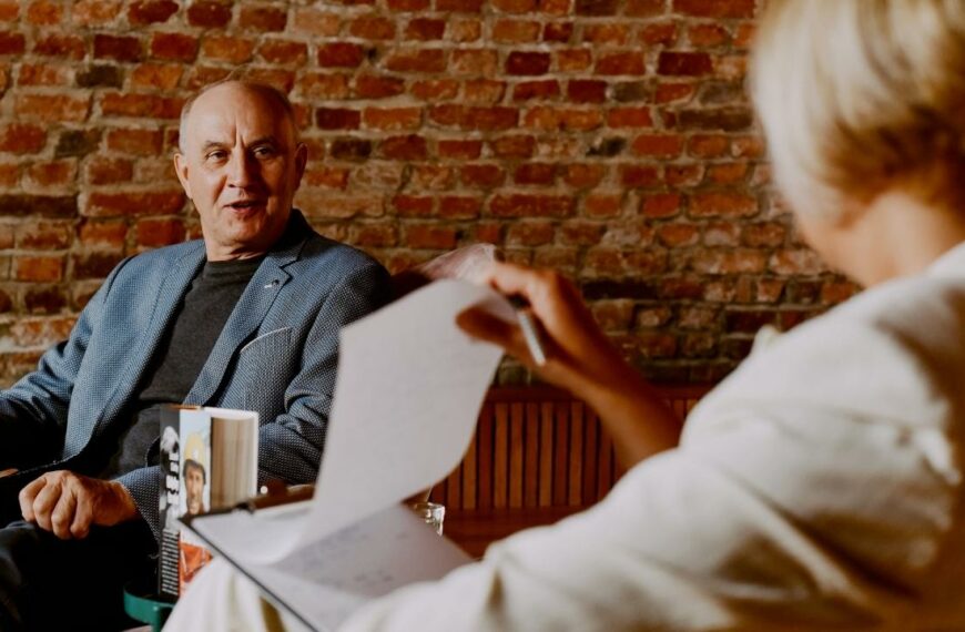 Leszek Cichy i Renata Głowacka siedzą na fotelach w studiu Dworek TV.