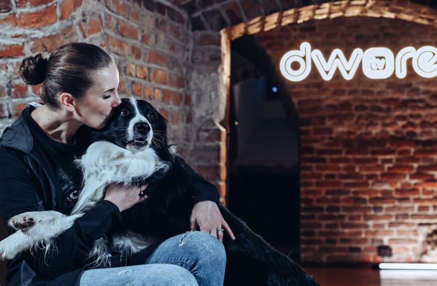 Katarzyna Harmata i pies Zen podczas wywiadu