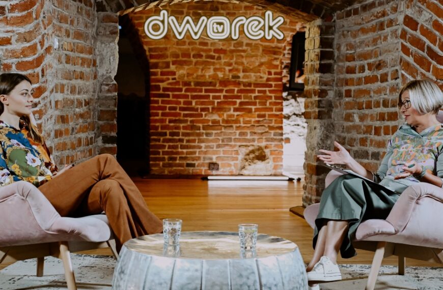 Ania Sama wraz z Renatą Głowacką podczas wywiadu w Dworek TV