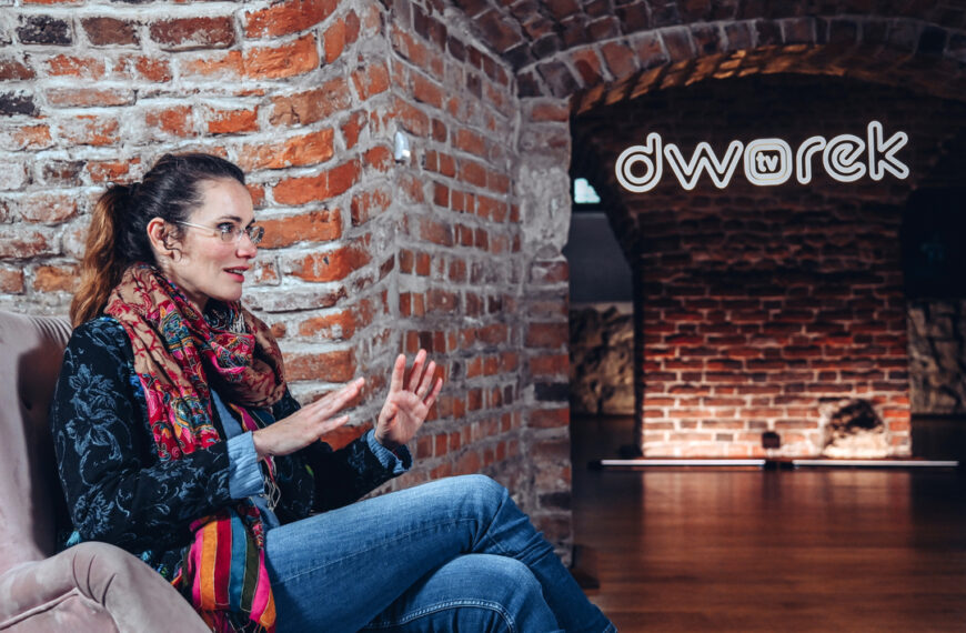 Agnieszka Glińska opowiadająca o zespole Art Color Ballet podczas wywiadu .