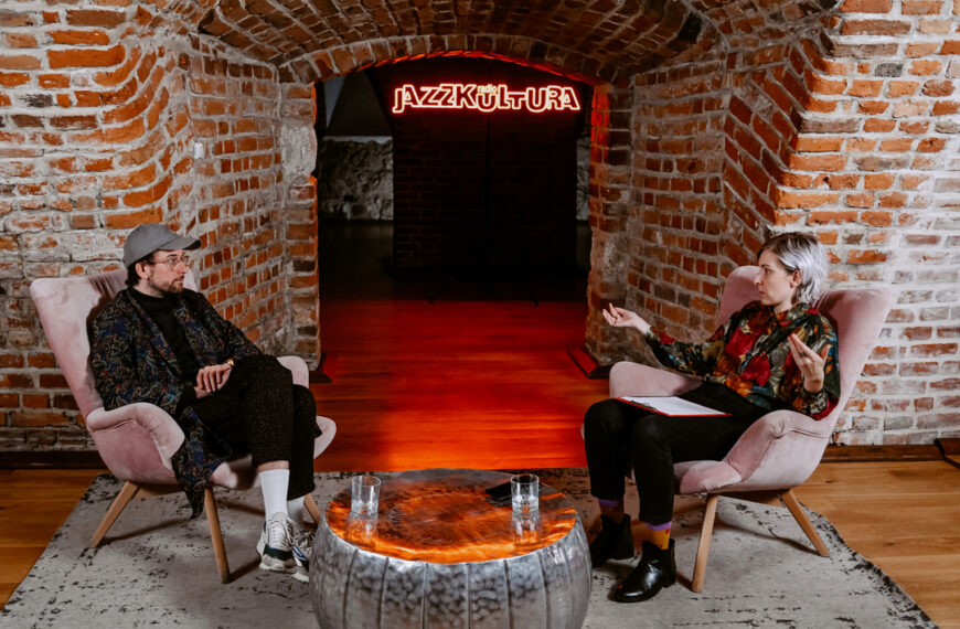 Piotr Bolan Bolanowski i Mery Zimny podczas wywiadu.