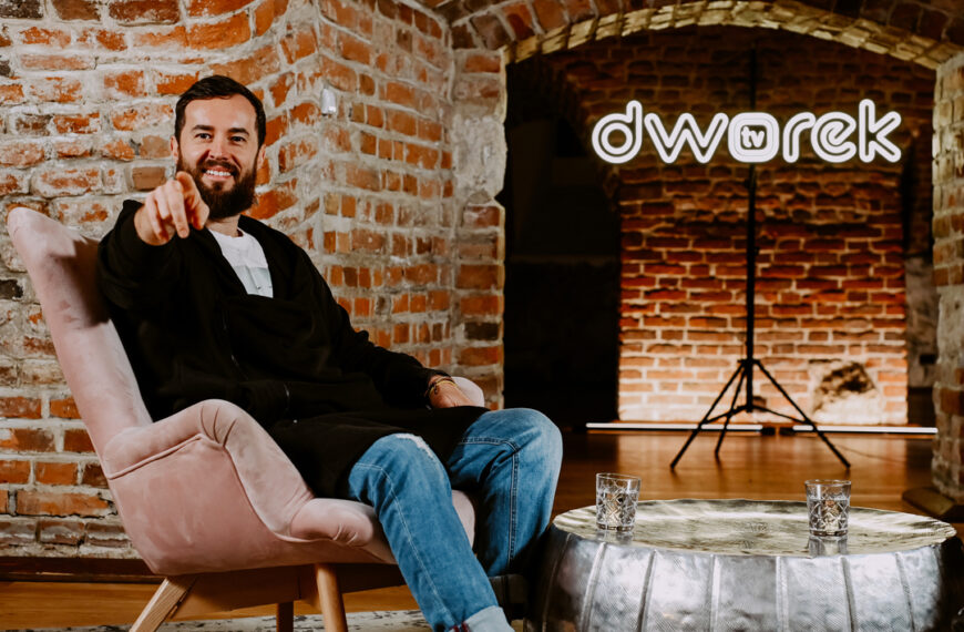 Kamil Serefko w czasie wywiadu.