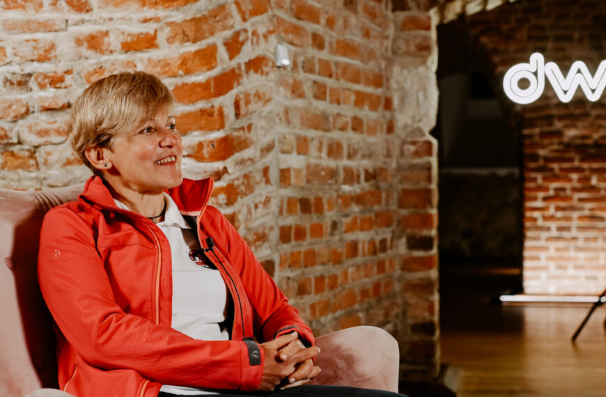 Monika Witkowska podczas wywiadu w Dworek TV