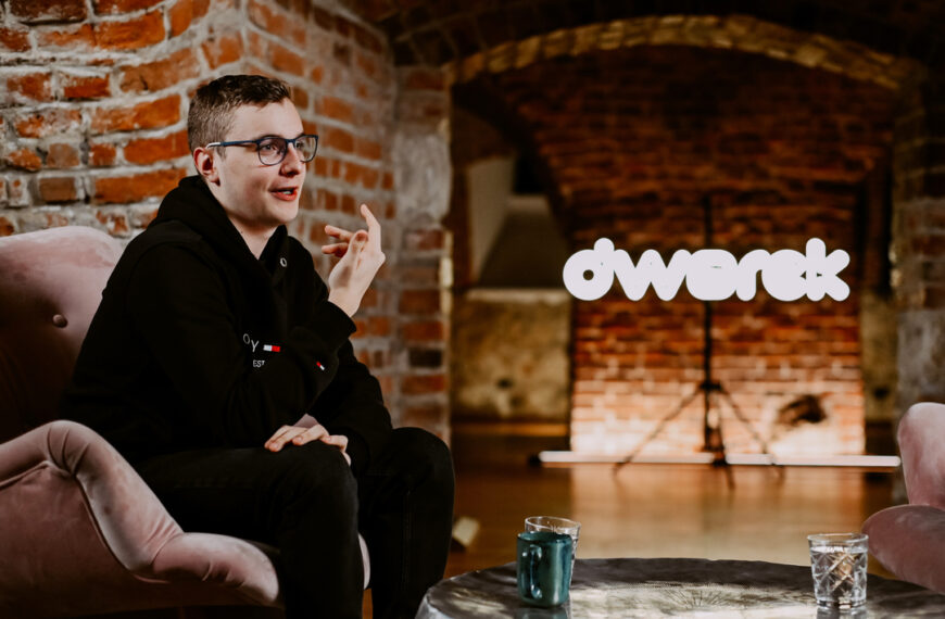 Szymon Kural podczas wywiadu w Dworek TV