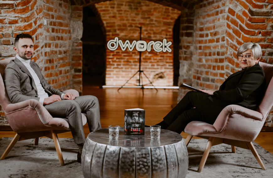 Cyryl Stone podczas wywiadu w Dworek TV