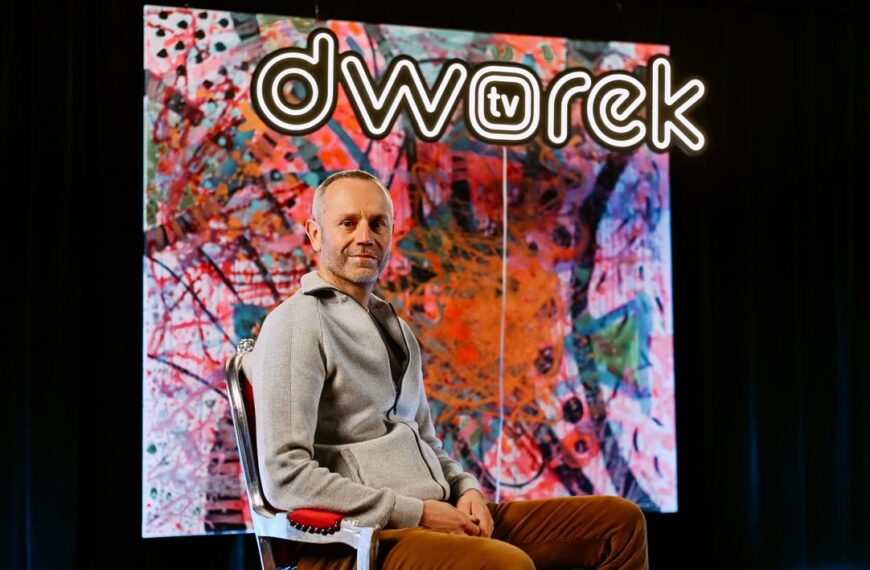 Cezariusz Platta w studiu Dworek TV podczas wywiadu z Renatą Głowacką.