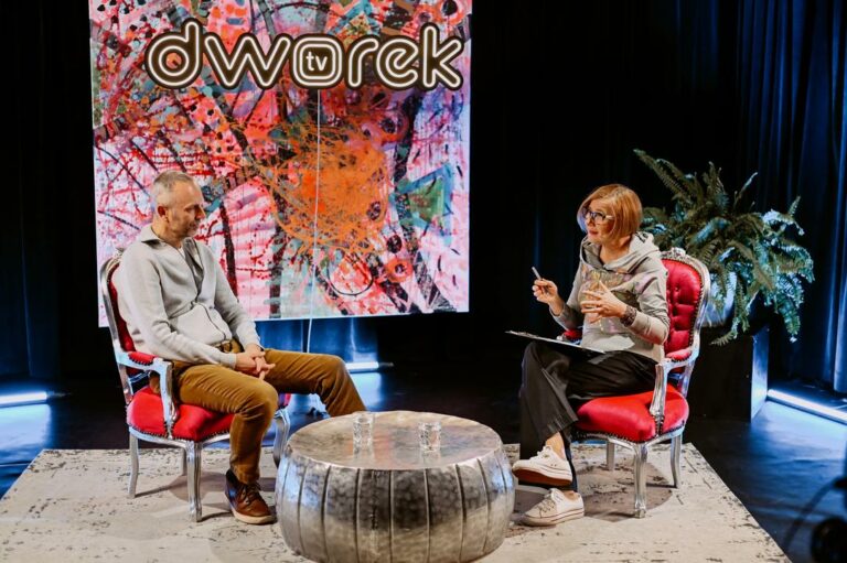 Cezariusz Platta w studiu Dworek TV podczas wywiadu z Renatą Głowacką.