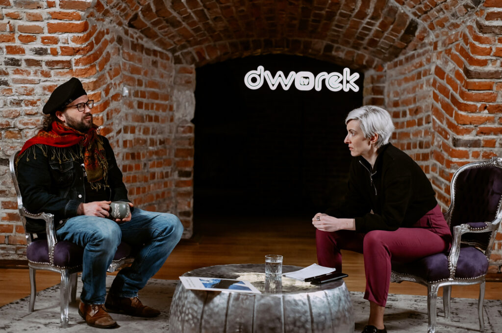 Piotr Damasiewicz w czasie wywiadu w Dworek TV