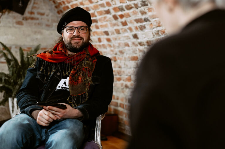 Piotr Damasiewicz w czasie wywiadu w Dworek TV