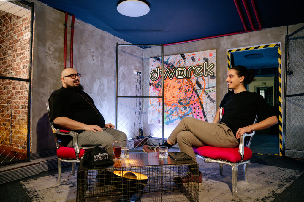 Kajetan Galas i Jakub Byczek podczas rozmowy w Dworek TV