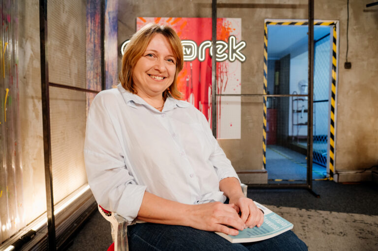 Beata Karaś w czasie wywiadu w Dworek TV