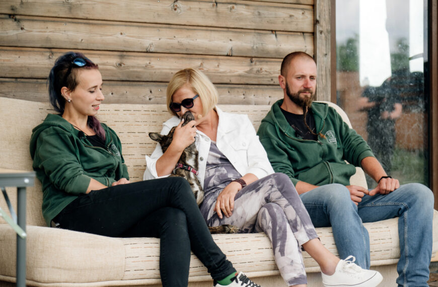 Renata Głowacka, Michał Czuba i Sara Sałapatek podczas wywiadu w siedzibie Fundacji Peruna.