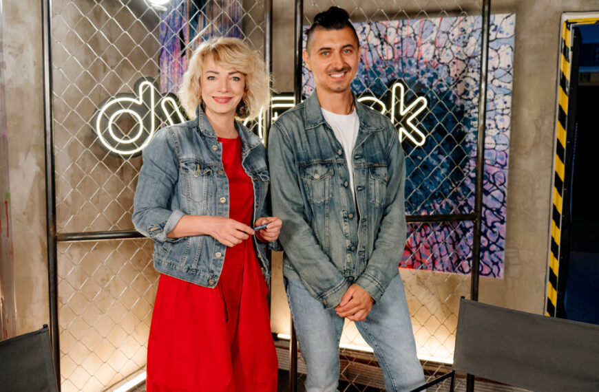 Adam Bałdych w czasie wywiadu w DworekTV