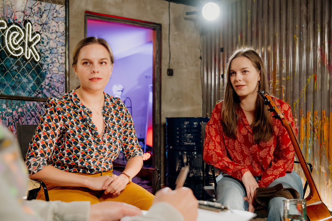 Zespół Miód podczas wywiadu w Dworek TV