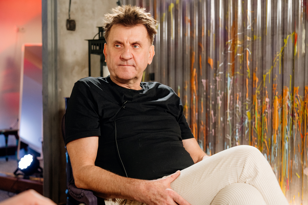 Marek Kamiński w czasie wywiadu w DworekTV