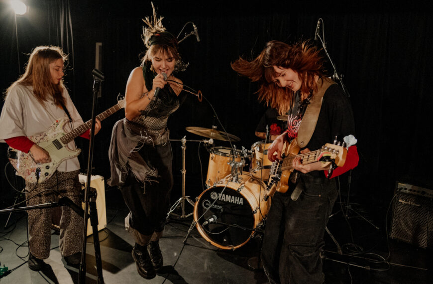 Zespół Wilgoć w czasie koncertu w Dworku Białoprądnickim