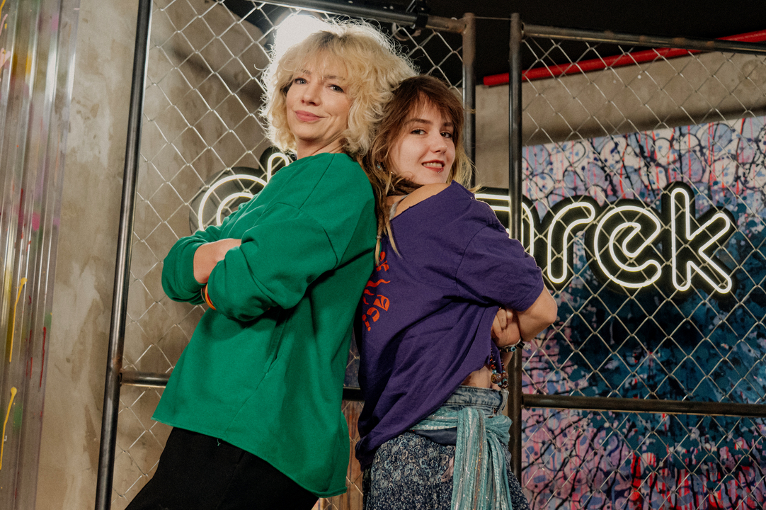 Malwina Miąsik, wolkalistka zespołu Wilgoć, oraz Dorota Halberda podczas wywiadu w DworekTV