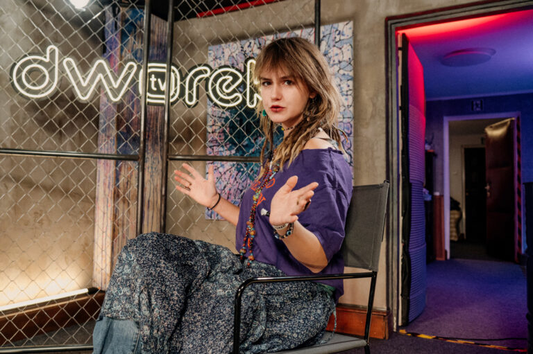 Malwina Miąsik, wokalistka zespołu Wilgoć, podczas wywiadu w DworekTV