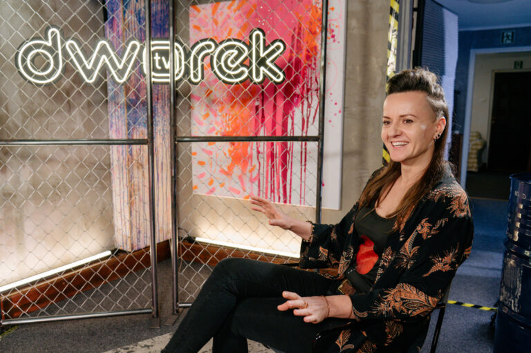 Anna Deja podczas wywiadu w DworekTV