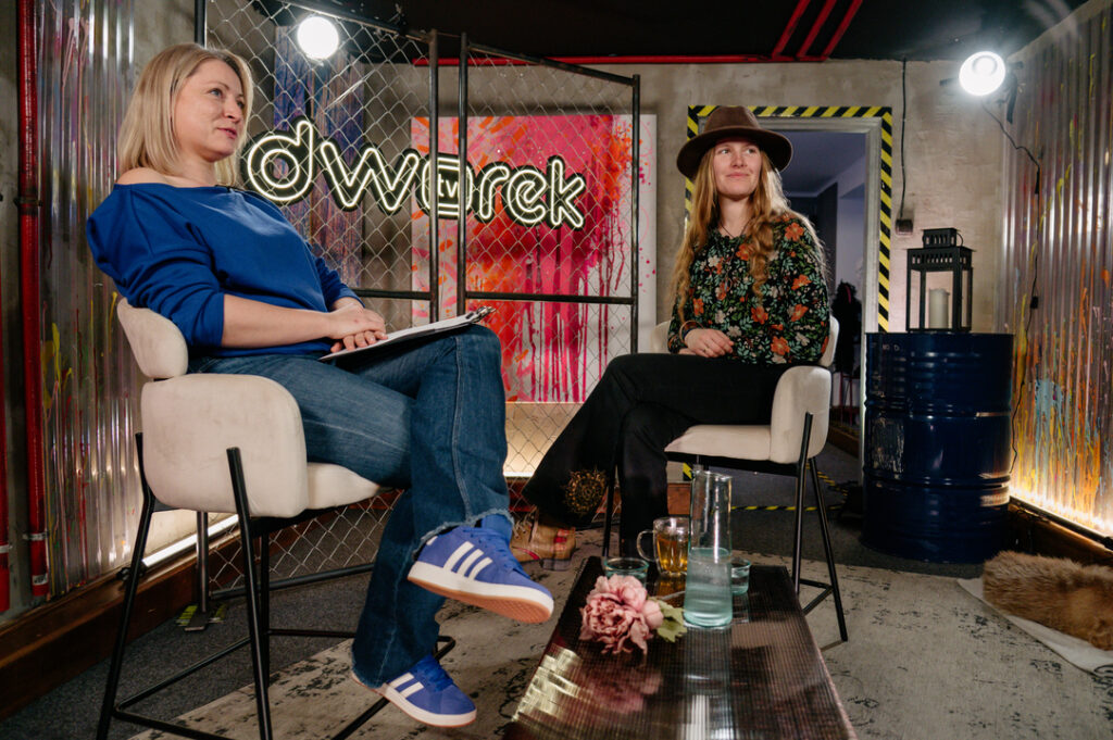 Ania Szamreta i Magdalena Ochocka w czasie wywiadu w Dworek TV