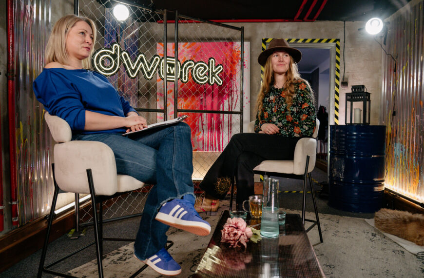 Ania Szamreta i Magdalena Ochocka w czasie wywiadu w Dworek TV