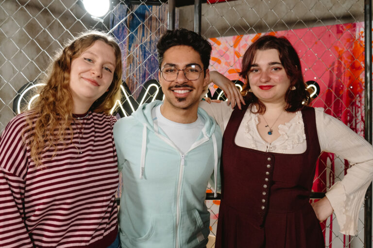 Wolontariusze projektu IntegrART - na zdjęciu Guilherme Lobo, Sara Rodriguez i Manon Blanc-Garin.