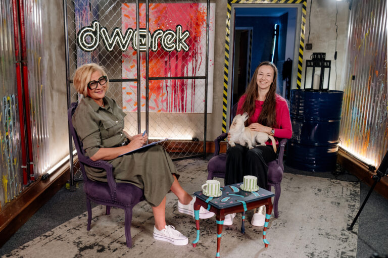 Renata Glowacka oraz Kwantowy Skok (Agnieszka Noworolska) wraz z psem Miki podczas wywiadu w DworekTV
