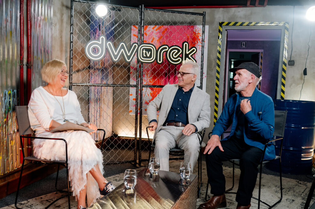 Reata Głowacka, Piotr Chmieliński i Zbigniew Bzdak w czasie wywiadu w Dworek TV