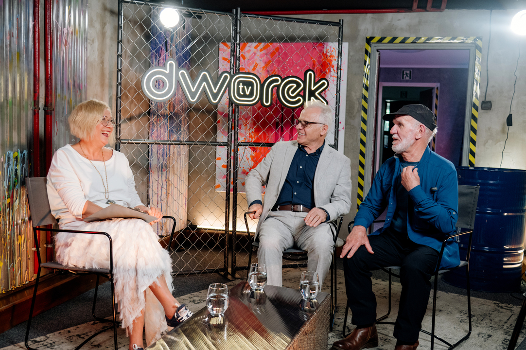 Reata Głowacka, Piotr Chmieliński i Zbigniew Bzdak w czasie wywiadu w Dworek TV